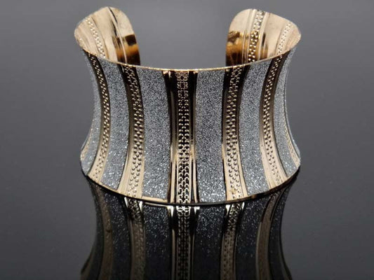 Solid bracelet vertical silver and gold design