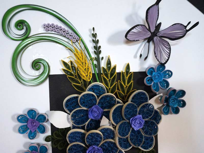 Paper filligree handmade tridimensional flowers frame
